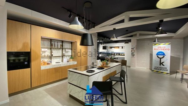 locale commerciale in vendita a Parabita