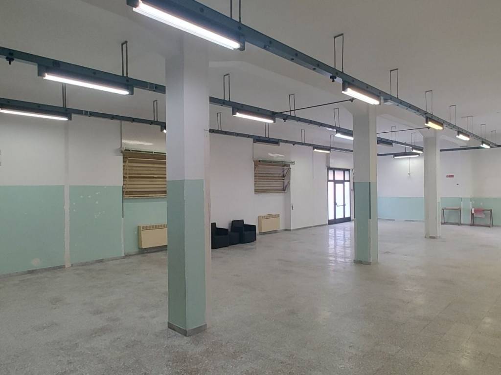 locale di sgombero in vendita a Parabita