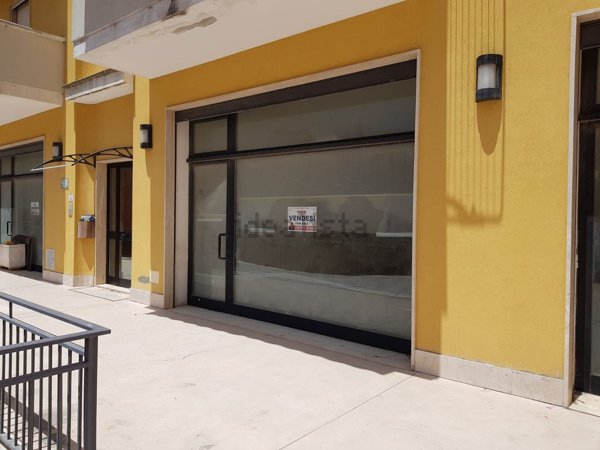 locale commerciale in vendita a Parabita