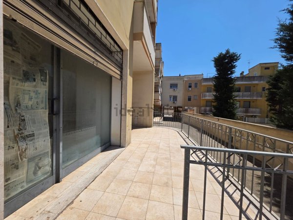 locale commerciale in vendita a Parabita