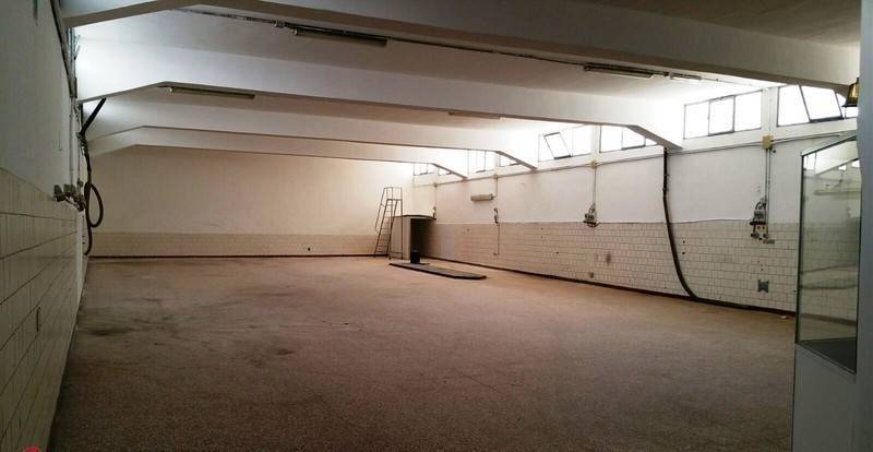 locale commerciale in vendita a Parabita