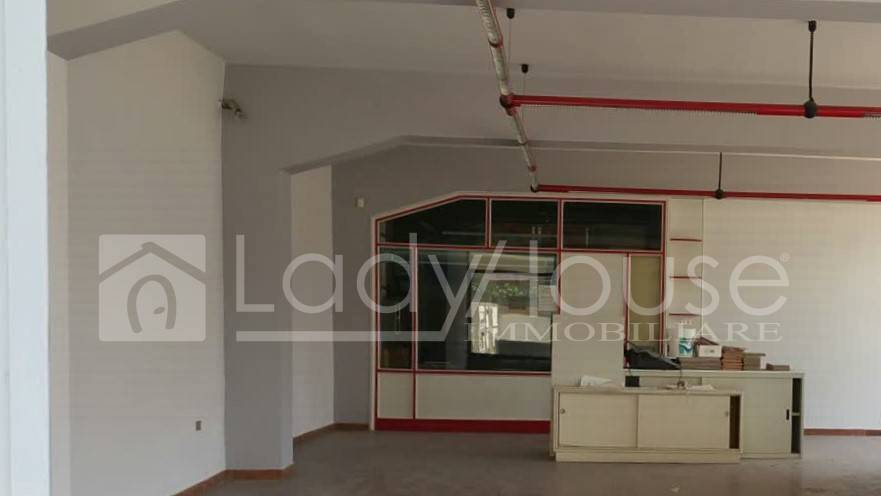 locale commerciale in vendita a Parabita