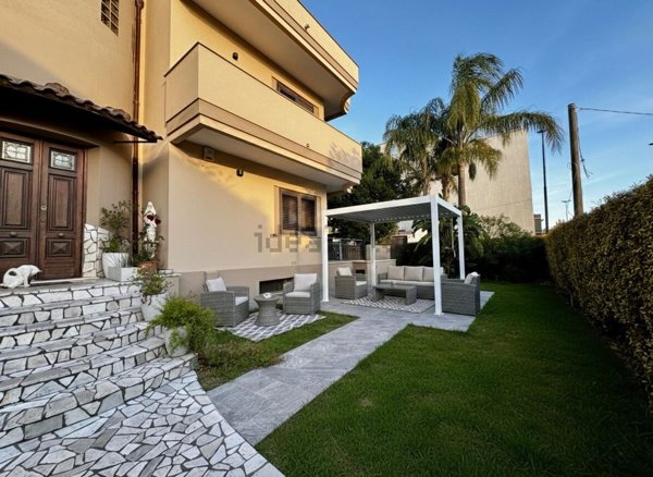 casa semindipendente in vendita a Parabita