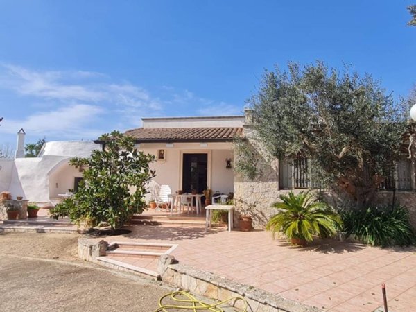 casa indipendente in vendita a Parabita