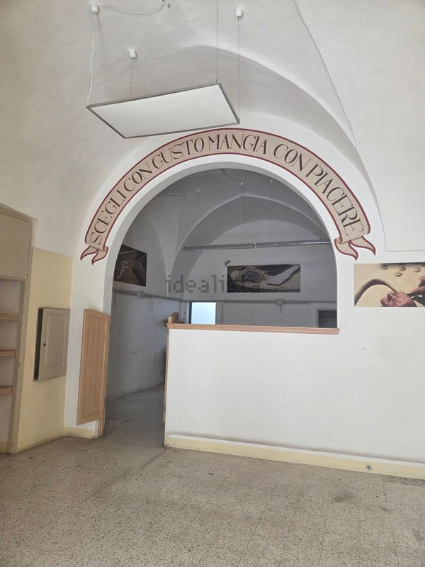 locale commerciale in vendita a Parabita