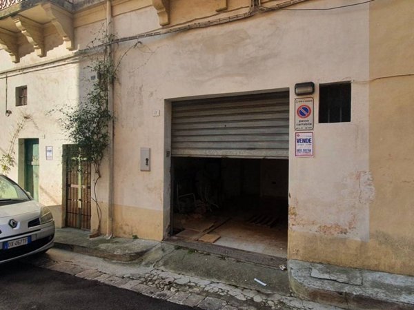 locale commerciale in vendita a Parabita