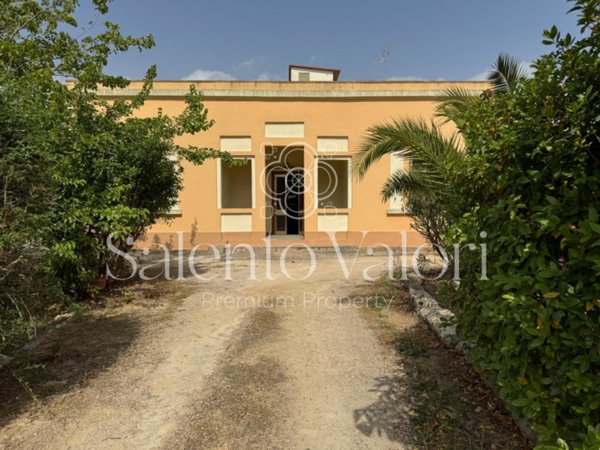 casa indipendente in vendita a Parabita