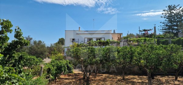 casa indipendente in vendita a Parabita