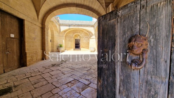 intera palazzina in vendita a Parabita