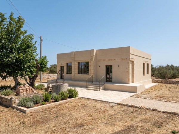 casa indipendente in vendita a Parabita