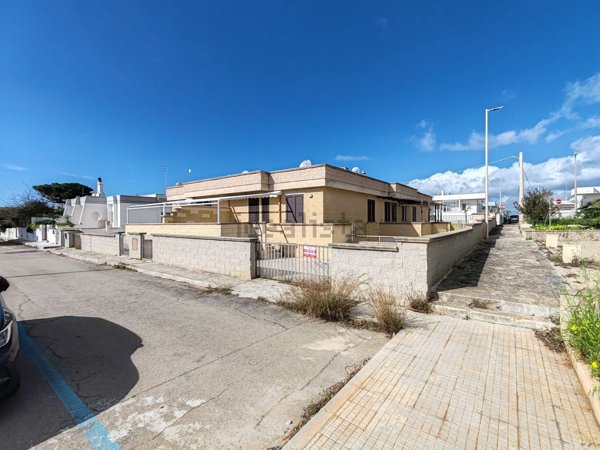 casa indipendente in vendita a Patù in zona Marina di San Gregorio