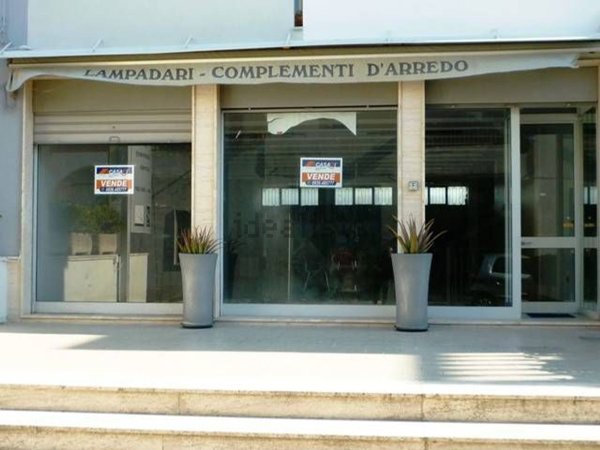 locale commerciale in vendita a Poggiardo