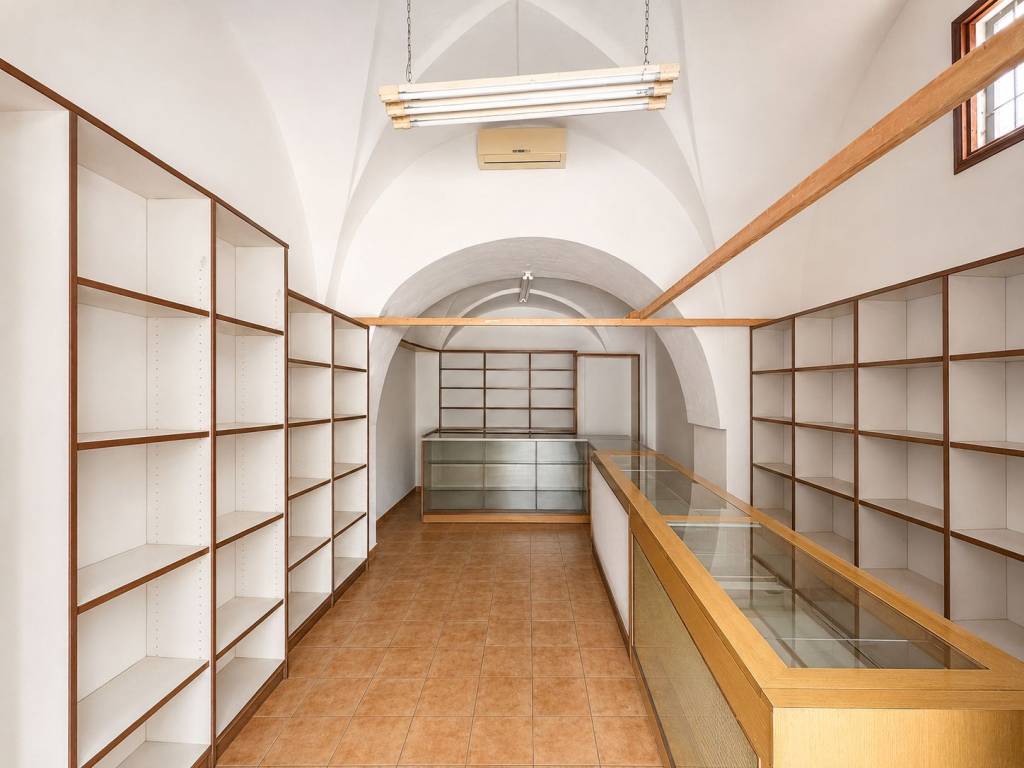 negozio in vendita a Poggiardo