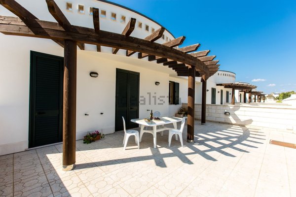 casa indipendente in vendita a Racale in zona Torre Suda