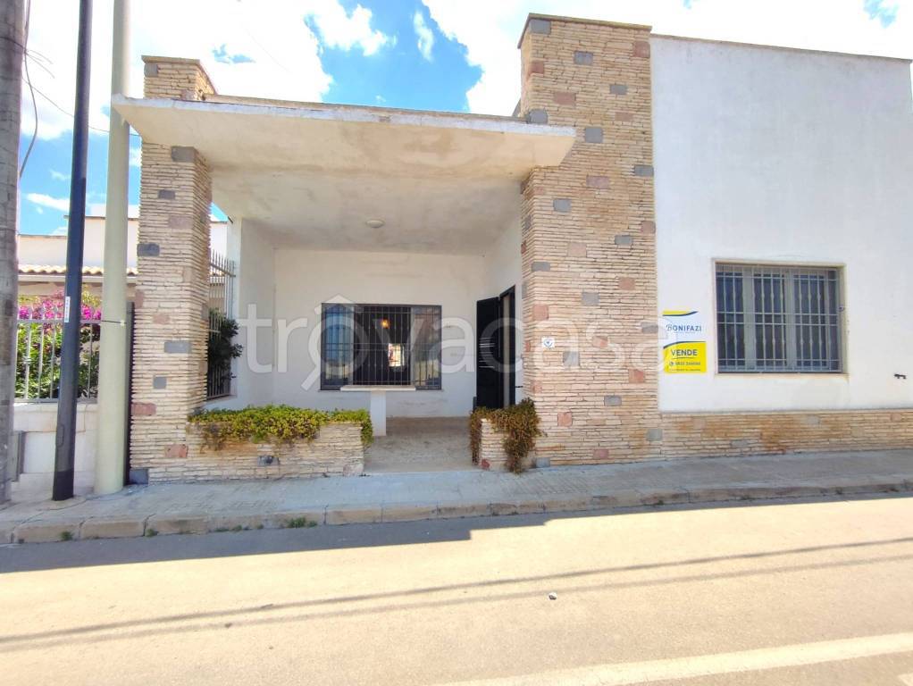 casa indipendente in vendita a Racale in zona Torre Suda