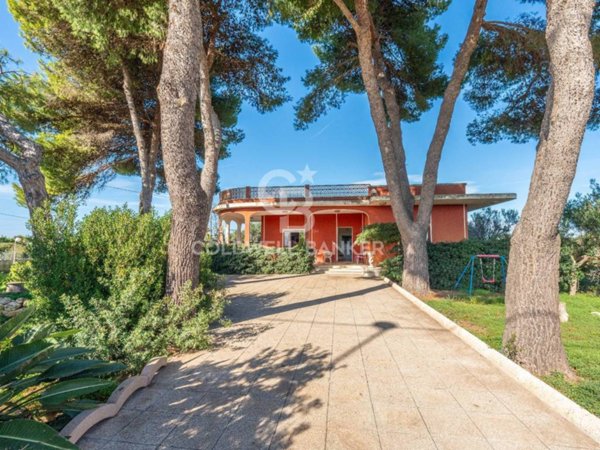 casa indipendente in vendita a Racale in zona Torre Suda