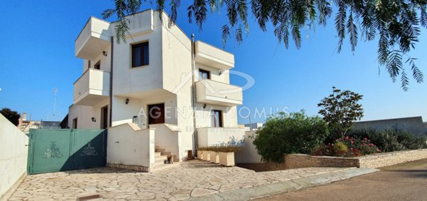 casa indipendente in vendita a Racale in zona Torre Suda