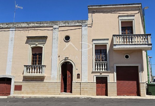 casa indipendente in vendita a Racale in zona Torre Suda