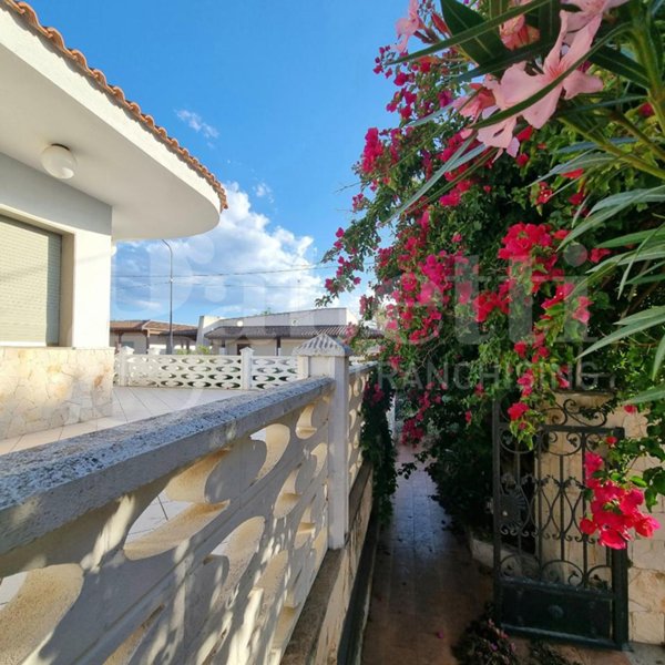 casa indipendente in vendita a Racale in zona Torre Suda