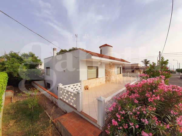 casa indipendente in vendita a Racale in zona Torre Suda