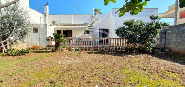 casa indipendente in vendita a Racale in zona Torre Suda