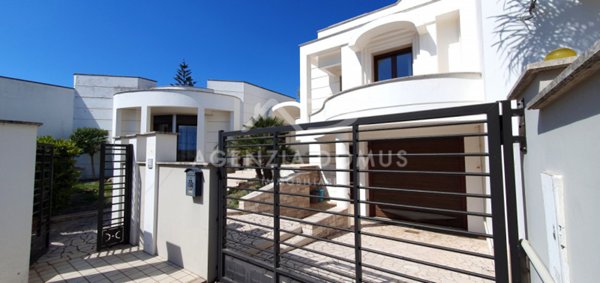 casa indipendente in vendita a Racale in zona Torre Suda