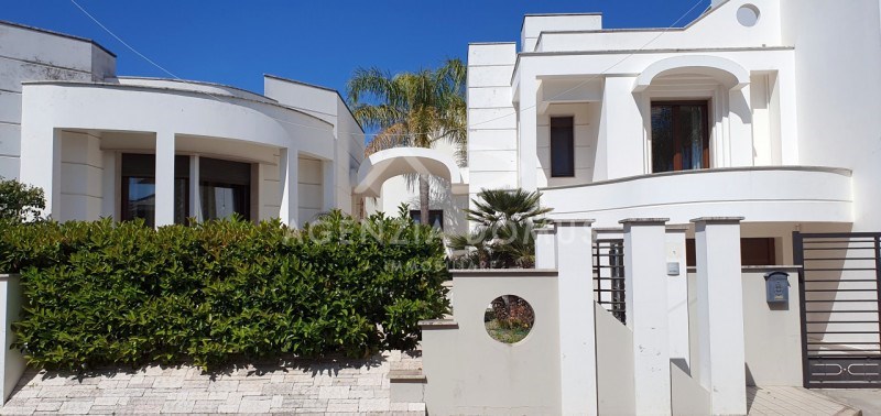 casa indipendente in vendita a Racale in zona Torre Suda