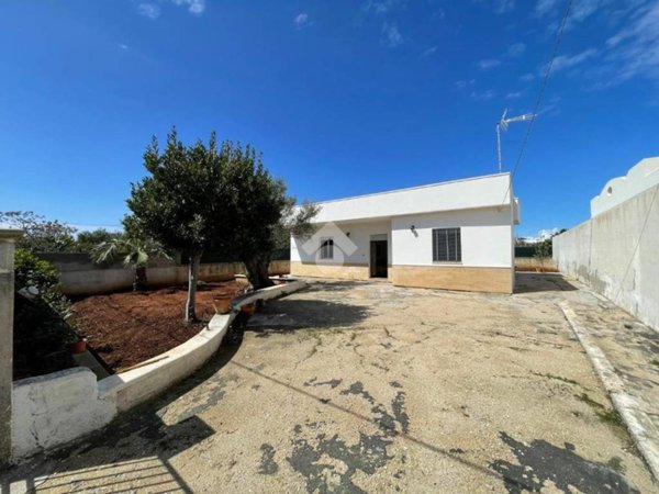 casa indipendente in vendita a Racale in zona Torre Suda