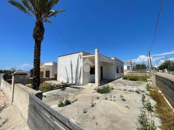 casa indipendente in vendita a Racale in zona Torre Suda