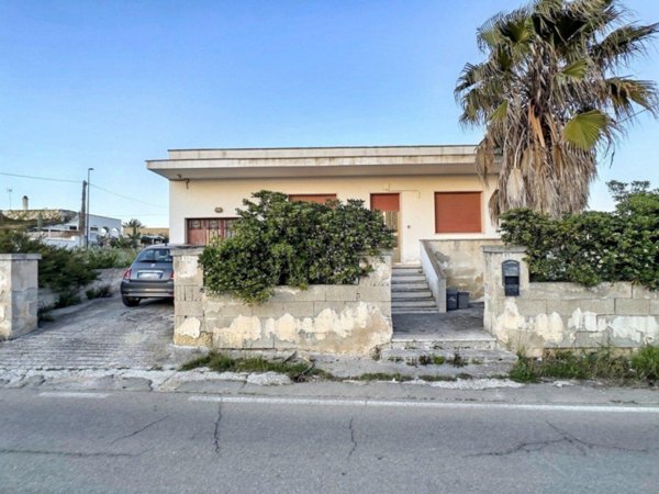 casa indipendente in vendita a Racale in zona Torre Suda