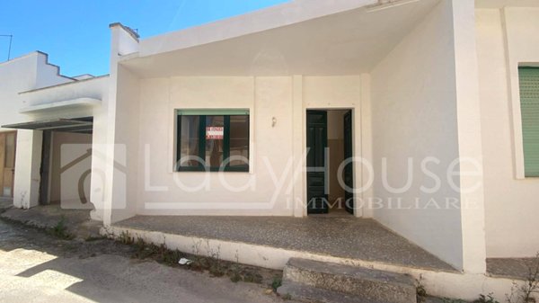 casa indipendente in vendita a Racale in zona Torre Suda