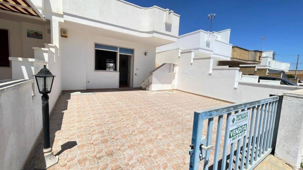 casa indipendente in vendita a Racale in zona Torre Suda