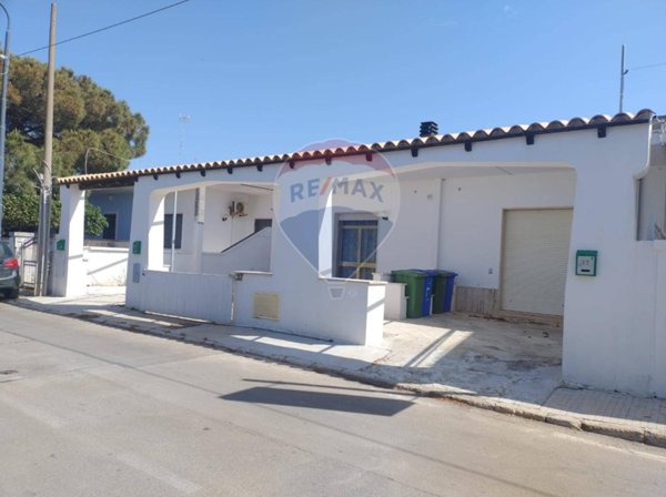 casa indipendente in vendita a Racale in zona Torre Suda