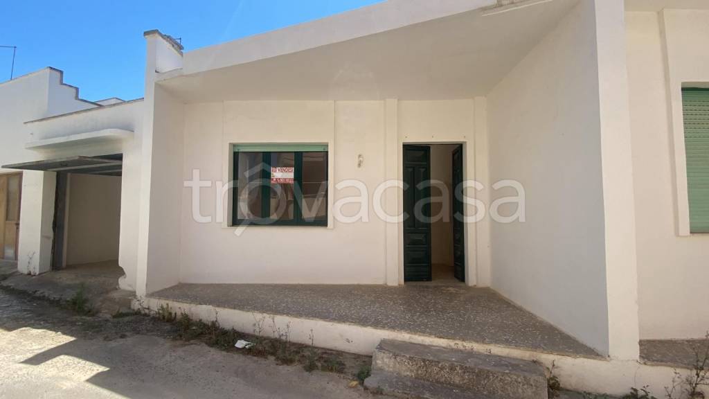 casa indipendente in vendita a Racale in zona Torre Suda