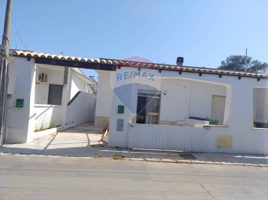 casa indipendente in vendita a Racale in zona Torre Suda