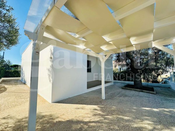 casa indipendente in vendita a Racale in zona Torre Suda