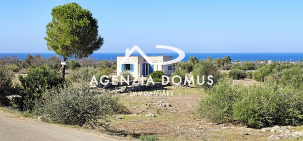 casa indipendente in vendita a Racale in zona Torre Suda