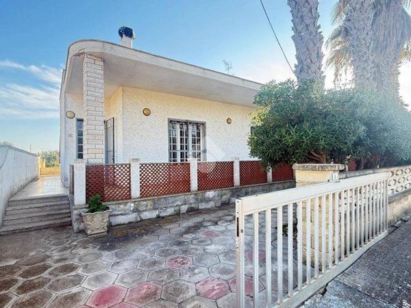 casa indipendente in vendita a Racale in zona Torre Suda
