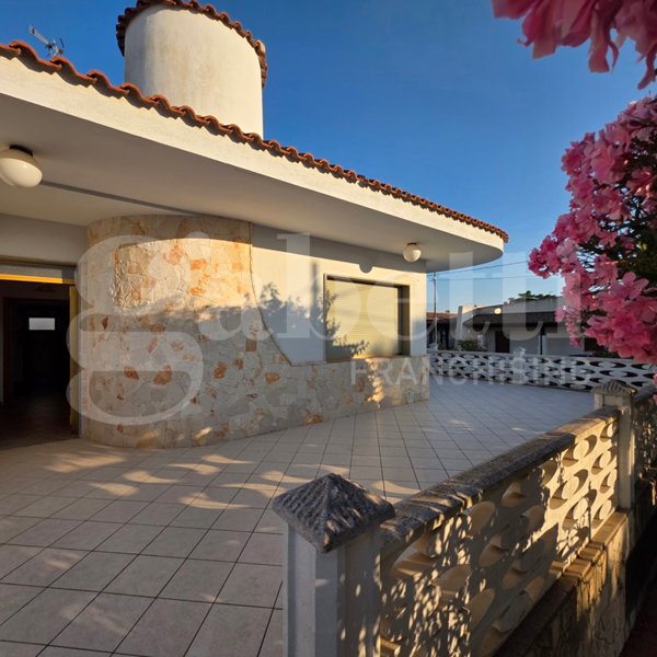 casa indipendente in vendita a Racale in zona Torre Suda