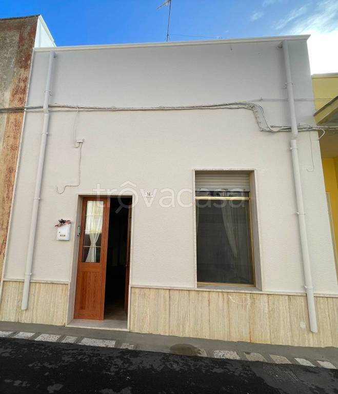 casa indipendente in vendita a Racale in zona Torre Suda