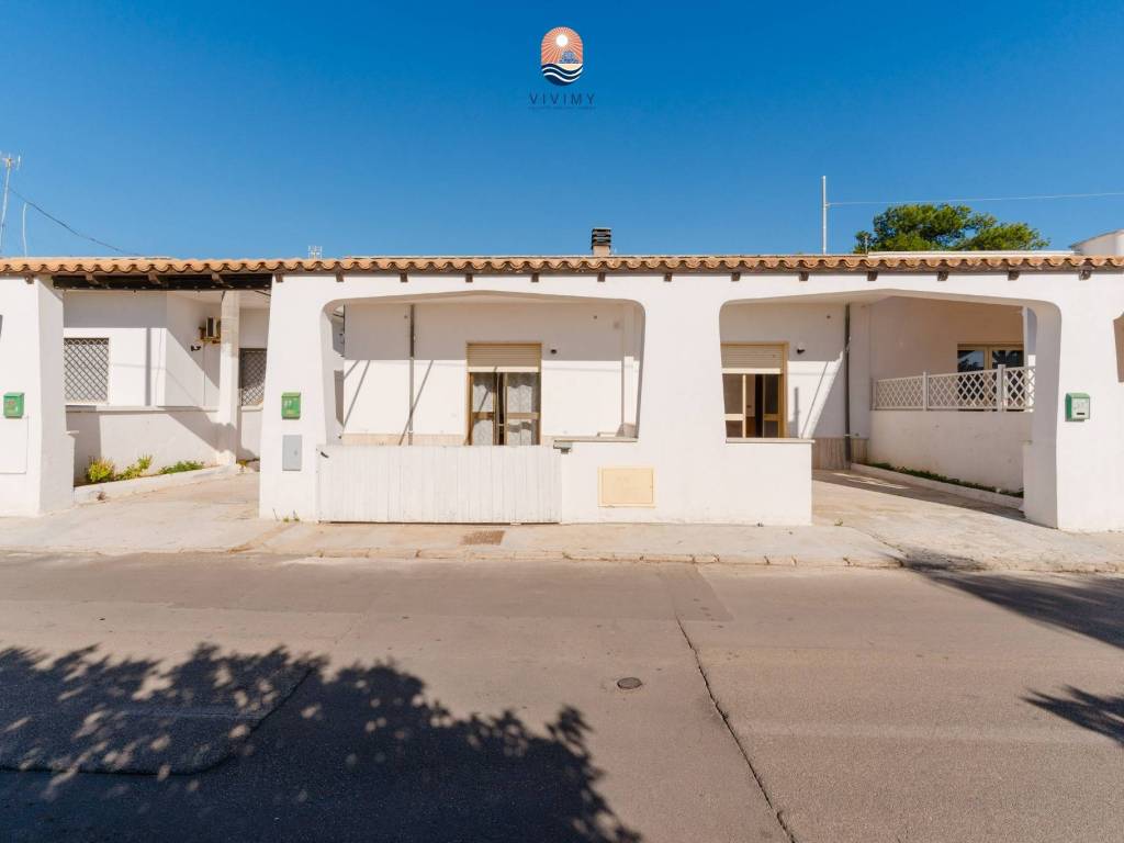 casa indipendente in vendita a Racale in zona Torre Suda