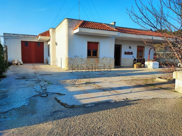 casa indipendente in vendita a Racale in zona Torre Suda