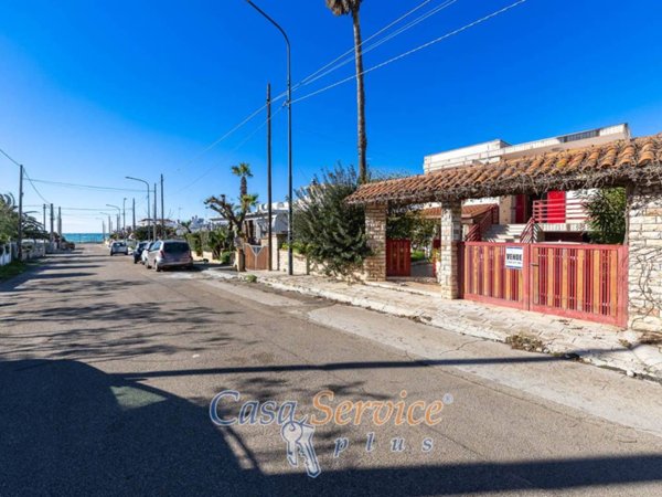 casa indipendente in vendita a Racale in zona Torre Suda