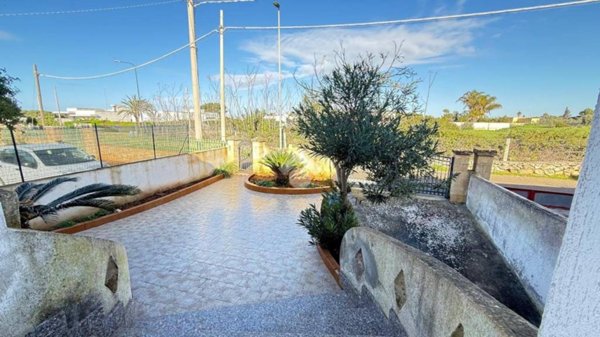 casa indipendente in vendita a Racale in zona Torre Suda