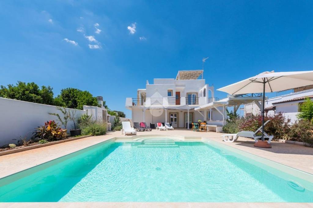 casa indipendente in vendita a Racale in zona Torre Suda