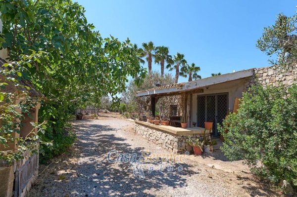 casa indipendente in vendita a Racale in zona Torre Suda