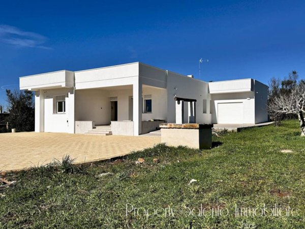 casa indipendente in vendita a Racale in zona Torre Suda