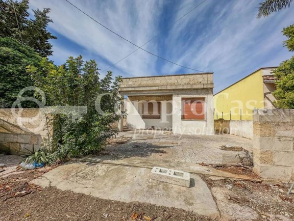 casa indipendente in vendita a Racale in zona Torre Suda