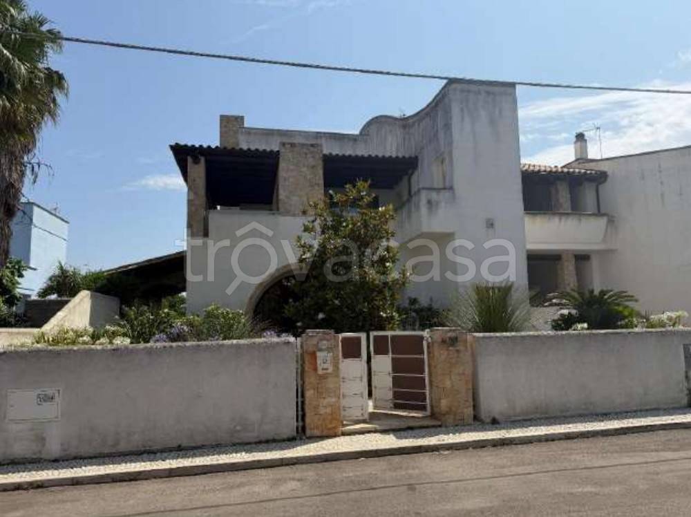 casa indipendente in vendita a Racale in zona Torre Suda