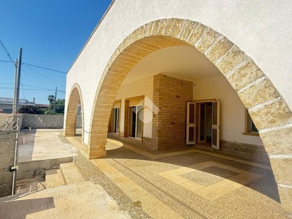 casa indipendente in vendita a Racale in zona Torre Suda
